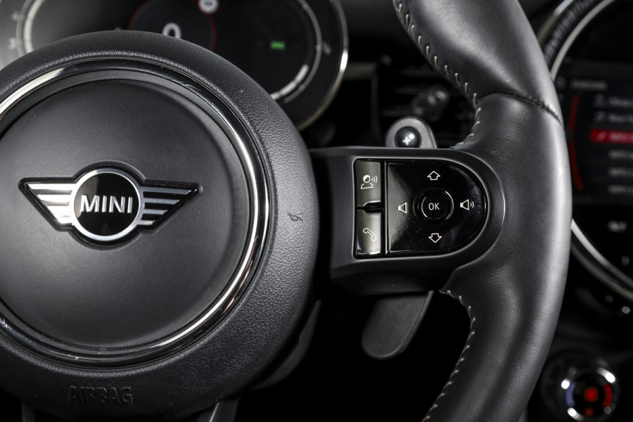 MINI Cooper S 2.0 John Cooper Works | S/K Panodak | Dig.Cockpit | Adapt.Cruise | Stoelverw. | Camera+PDC | NAV+App.Connect | Auto.Airco | LM 17" |