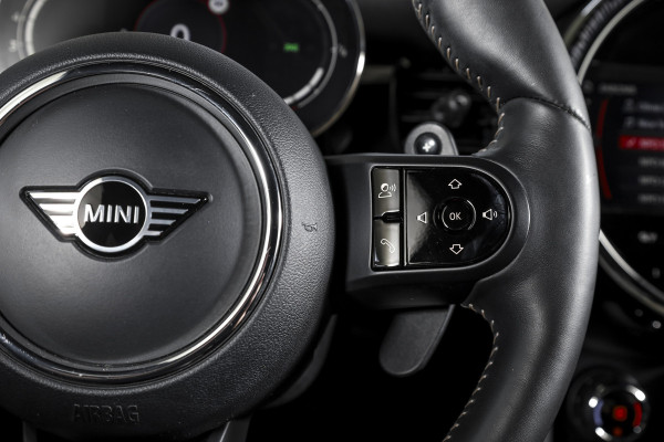 MINI Cooper S 2.0 John Cooper Works | S/K Panodak | Dig.Cockpit | Adapt.Cruise | Stoelverw. | Camera+PDC | NAV+App.Connect | Auto.Airco | LM 17" |