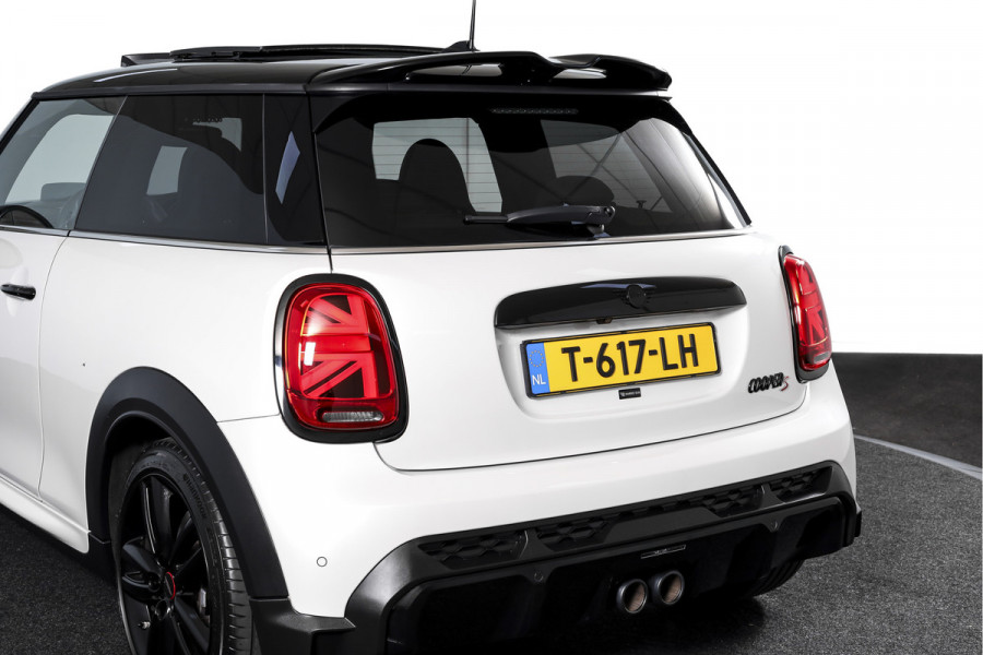MINI Cooper S 2.0 John Cooper Works | S/K Panodak | Dig.Cockpit | Adapt.Cruise | Stoelverw. | Camera+PDC | NAV+App.Connect | Auto.Airco | LM 17" |
