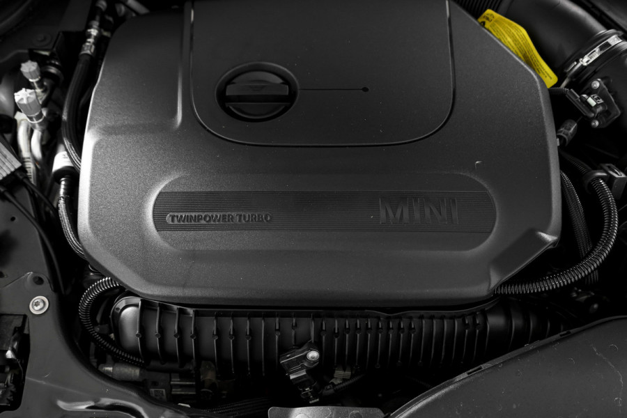 MINI Cooper S 2.0 John Cooper Works | S/K Panodak | Dig.Cockpit | Adapt.Cruise | Stoelverw. | Camera+PDC | NAV+App.Connect | Auto.Airco | LM 17" |