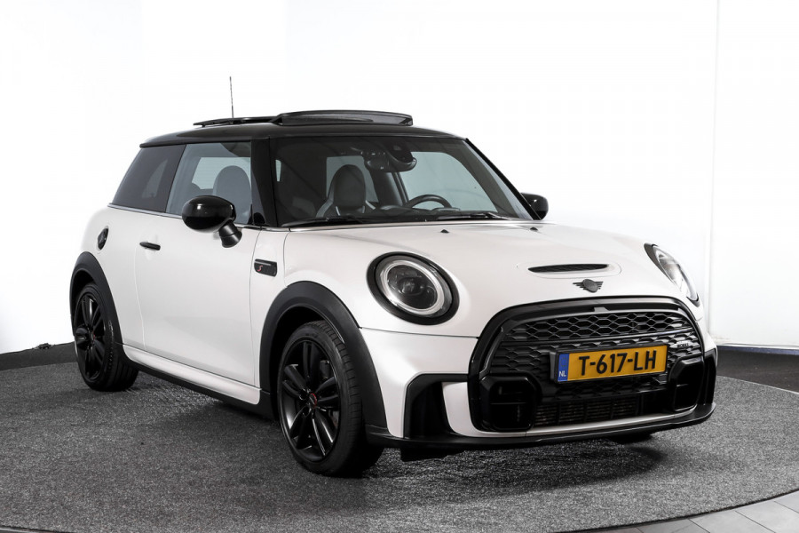 MINI Cooper S 2.0 John Cooper Works | S/K Panodak | Dig.Cockpit | Adapt.Cruise | Stoelverw. | Camera+PDC | NAV+App.Connect | Auto.Airco | LM 17" |