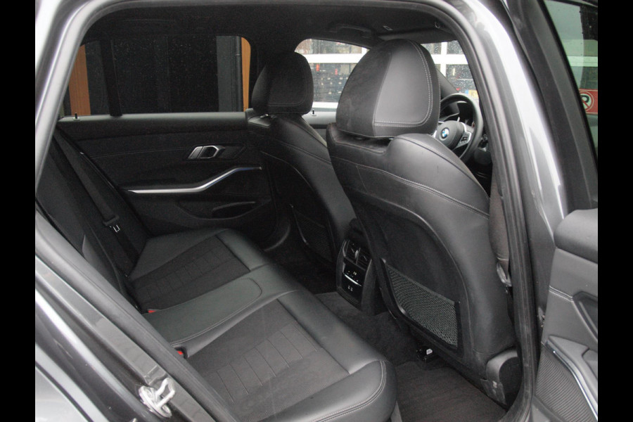BMW 3 Serie Touring 320i Executive Edition | Sfeer Verlichting | Black Optic | Sportstoelen  | 18-Inch | NL-Auto |
