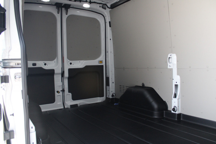 Ford Transit 350 2.0 TDCI L2H2 Trend 130pk Trend - Facelift - Xenon - Carplay - Android - Camera - Airbag Passagier - Rijklaar