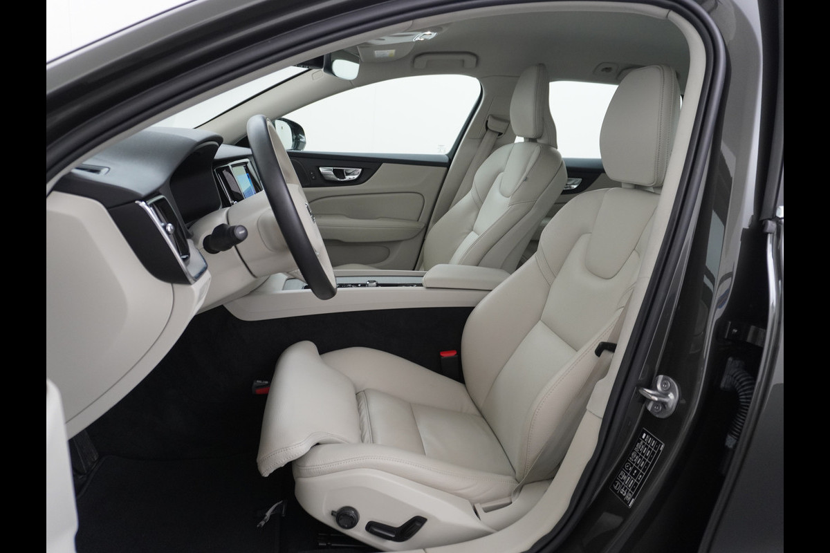 Volvo V60 2.0B3 AUT-7 177PK Inscription Leer MHEV Apple Carplay Android Auto Harman&Kardon Prem.Aurdio Camera Adap.Cruise Elek.Stoelen Stu Lmv 18" Led Elek. Achterklep Regen-Lichtsensor Collision Avoidance Bluetooth Wifi 1e Eigenaar €50.755 Nieuwprijs Zeer compleet MHEV-Mild-Hybrid 1800kg trekvermogen