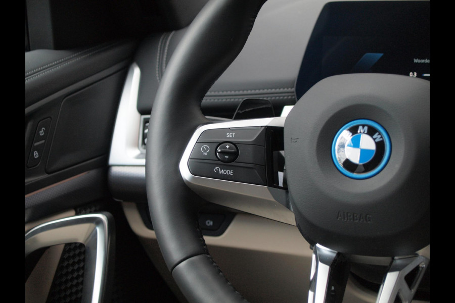 BMW iX1 eDrive20 67 kWh | M-Pakket | NL-Auto | Innovation Pack | BMW Individual Frozen Pure Grey |