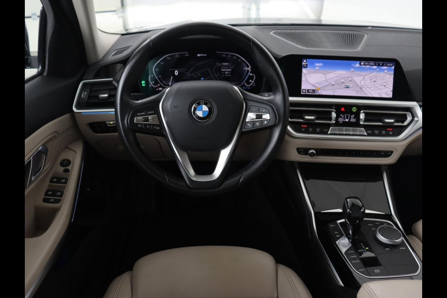 BMW 3-serie 330e eDrive Luxury Line | Panoramadak | Leder | Trekhaak | Stoelverwarming | Carplay | Sportstoelen | Live Cockpit | Parkeerhulp