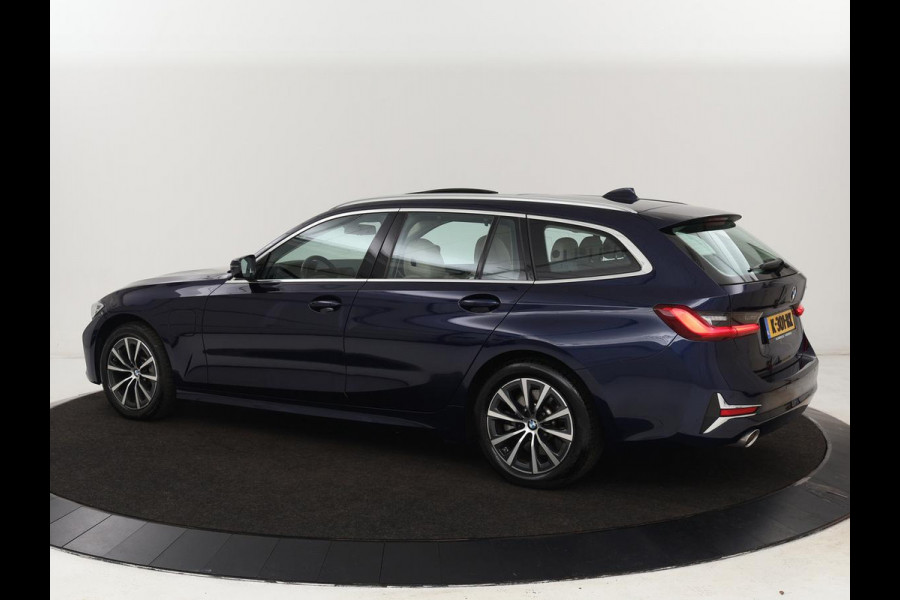 BMW 3-serie 330e eDrive Luxury Line | Panoramadak | Leder | Trekhaak | Stoelverwarming | Carplay | Sportstoelen | Live Cockpit | Parkeerhulp