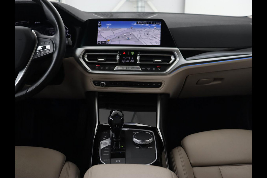 BMW 3-serie 330e eDrive Luxury Line | Panoramadak | Leder | Trekhaak | Stoelverwarming | Carplay | Sportstoelen | Live Cockpit | Parkeerhulp