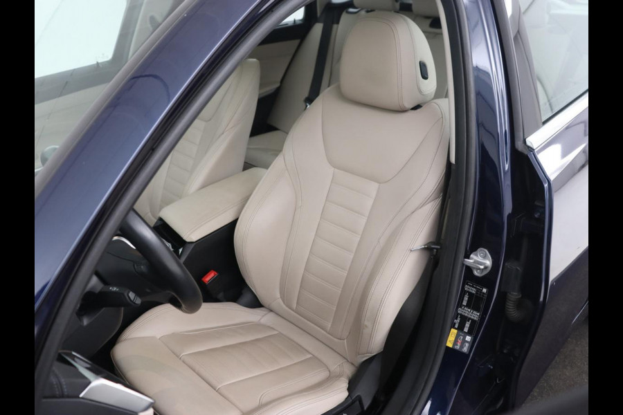 BMW 3-serie 330e eDrive Luxury Line | Panoramadak | Leder | Trekhaak | Stoelverwarming | Carplay | Sportstoelen | Live Cockpit | Parkeerhulp