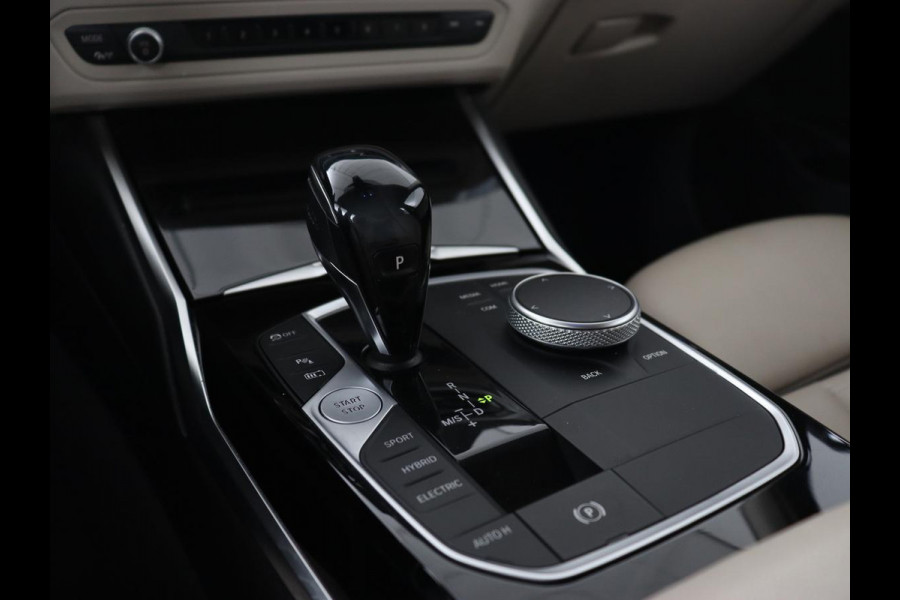 BMW 3-serie 330e eDrive Luxury Line | Panoramadak | Leder | Trekhaak | Stoelverwarming | Carplay | Sportstoelen | Live Cockpit | Parkeerhulp