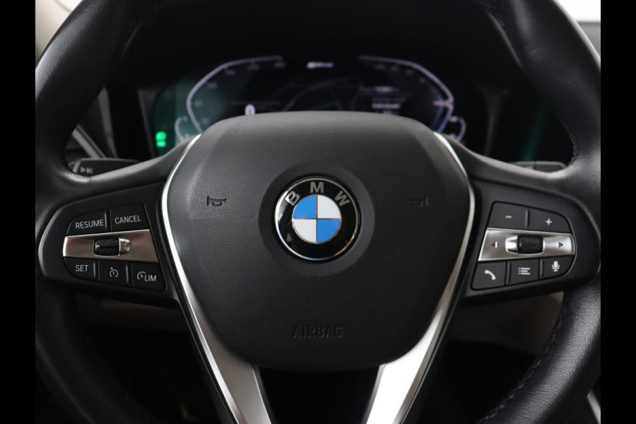 BMW 3-serie 330e eDrive Luxury Line | Panoramadak | Leder | Trekhaak | Stoelverwarming | Carplay | Sportstoelen | Live Cockpit | Parkeerhulp