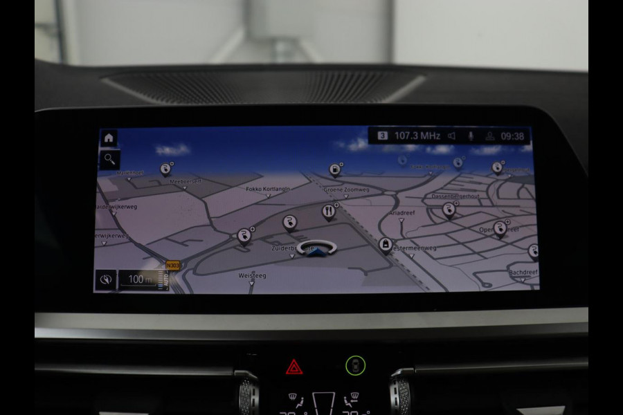 BMW 3-serie 330e eDrive Luxury Line | Panoramadak | Leder | Trekhaak | Stoelverwarming | Carplay | Sportstoelen | Live Cockpit | Parkeerhulp