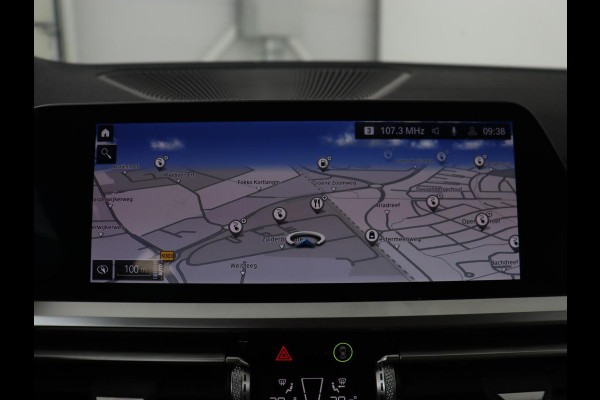 BMW 3-serie 330e eDrive Luxury Line | Panoramadak | Leder | Trekhaak | Stoelverwarming | Carplay | Sportstoelen | Live Cockpit | Parkeerhulp