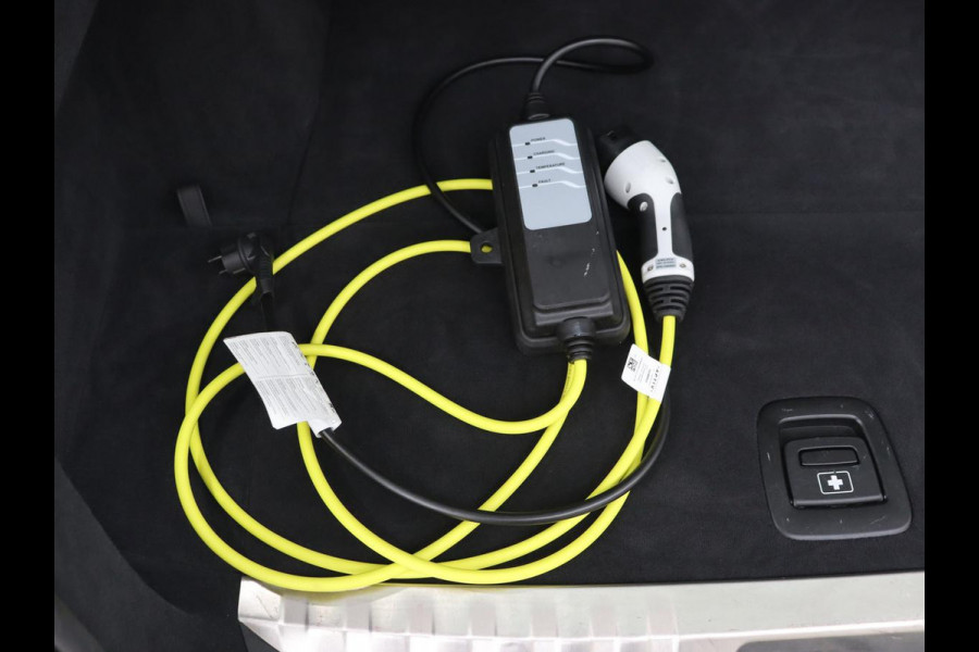 BMW 3-serie 330e eDrive Luxury Line | Panoramadak | Leder | Trekhaak | Stoelverwarming | Carplay | Sportstoelen | Live Cockpit | Parkeerhulp
