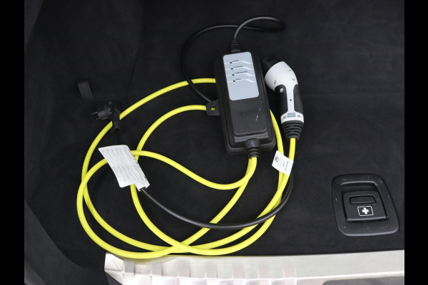 BMW 3-serie 330e eDrive Luxury Line | Panoramadak | Leder | Trekhaak | Stoelverwarming | Carplay | Sportstoelen | Live Cockpit | Parkeerhulp