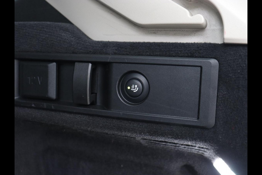 BMW 3-serie 330e eDrive Luxury Line | Panoramadak | Leder | Trekhaak | Stoelverwarming | Carplay | Sportstoelen | Live Cockpit | Parkeerhulp