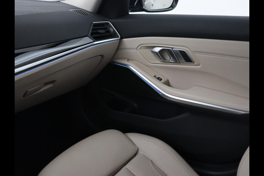 BMW 3-serie 330e eDrive Luxury Line | Panoramadak | Leder | Trekhaak | Stoelverwarming | Carplay | Sportstoelen | Live Cockpit | Parkeerhulp
