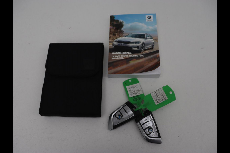BMW 3-serie 330e eDrive Luxury Line | Panoramadak | Leder | Trekhaak | Stoelverwarming | Carplay | Sportstoelen | Live Cockpit | Parkeerhulp