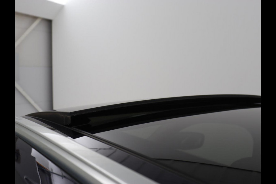 BMW 3-serie 330e eDrive Luxury Line | Panoramadak | Leder | Trekhaak | Stoelverwarming | Carplay | Sportstoelen | Live Cockpit | Parkeerhulp