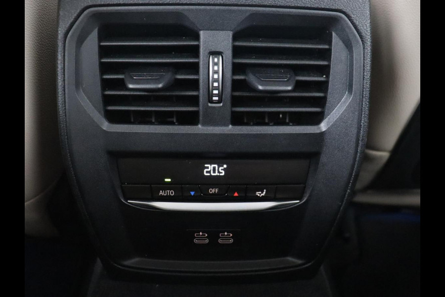BMW 3-serie 330e eDrive Luxury Line | Panoramadak | Leder | Trekhaak | Stoelverwarming | Carplay | Sportstoelen | Live Cockpit | Parkeerhulp