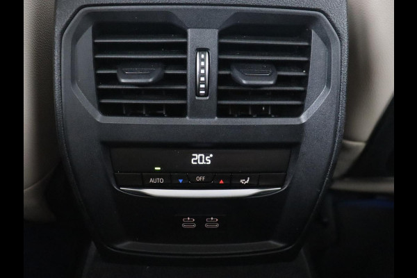 BMW 3-serie 330e eDrive Luxury Line | Panoramadak | Leder | Trekhaak | Stoelverwarming | Carplay | Sportstoelen | Live Cockpit | Parkeerhulp