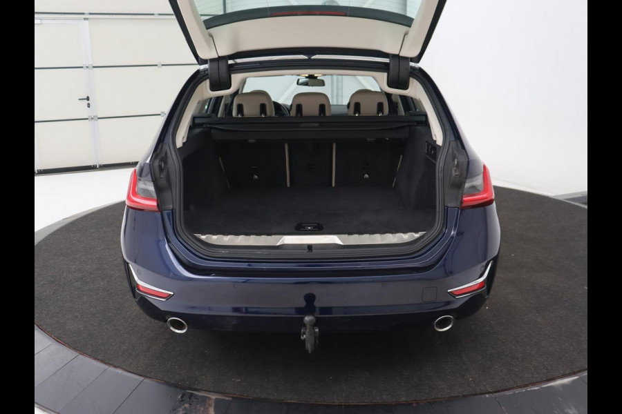 BMW 3-serie 330e eDrive Luxury Line | Panoramadak | Leder | Trekhaak | Stoelverwarming | Carplay | Sportstoelen | Live Cockpit | Parkeerhulp