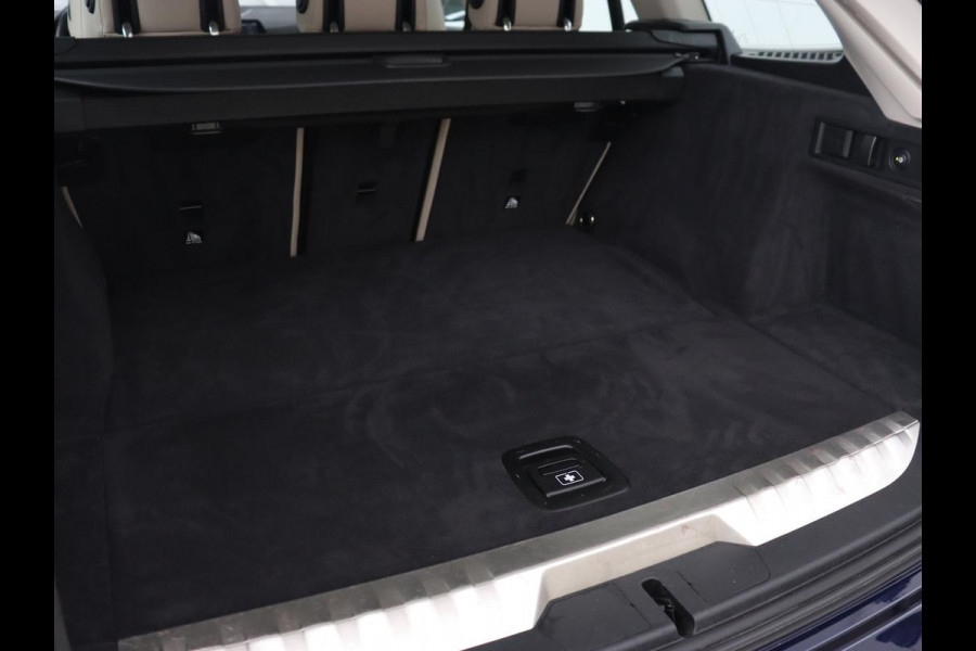 BMW 3-serie 330e eDrive Luxury Line | Panoramadak | Leder | Trekhaak | Stoelverwarming | Carplay | Sportstoelen | Live Cockpit | Parkeerhulp