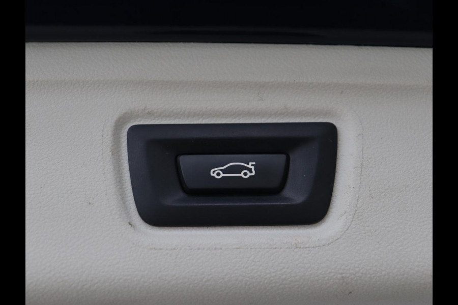 BMW 3-serie 330e eDrive Luxury Line | Panoramadak | Leder | Trekhaak | Stoelverwarming | Carplay | Sportstoelen | Live Cockpit | Parkeerhulp