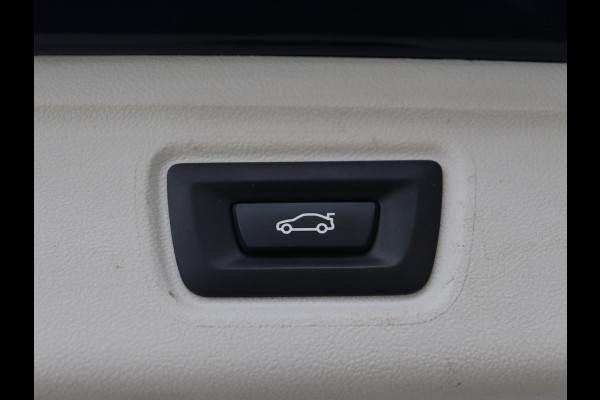 BMW 3-serie 330e eDrive Luxury Line | Panoramadak | Leder | Trekhaak | Stoelverwarming | Carplay | Sportstoelen | Live Cockpit | Parkeerhulp