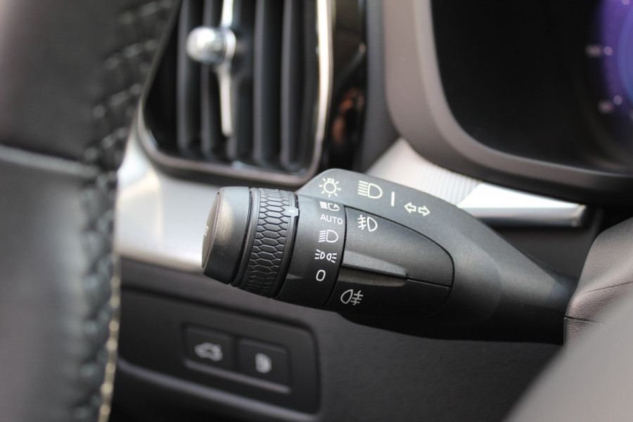 Volvo XC60 2.0 T8 Plug-in hybrid AWD Core Bright | Elek. Trekhaak | Panoramadak |