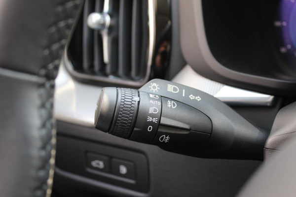 Volvo XC60 2.0 T8 Plug-in hybrid AWD Core Bright | Elek. Trekhaak | Panoramadak |