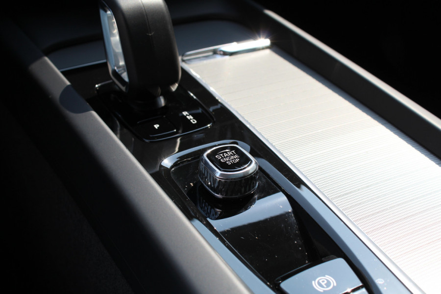Volvo XC60 2.0 T8 Plug-in hybrid AWD Core Bright | Elek. Trekhaak | Panoramadak |