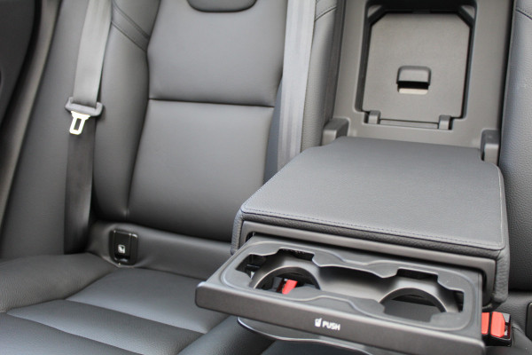 Volvo XC60 2.0 T8 Plug-in hybrid AWD Core Bright | Elek. Trekhaak | Panoramadak |
