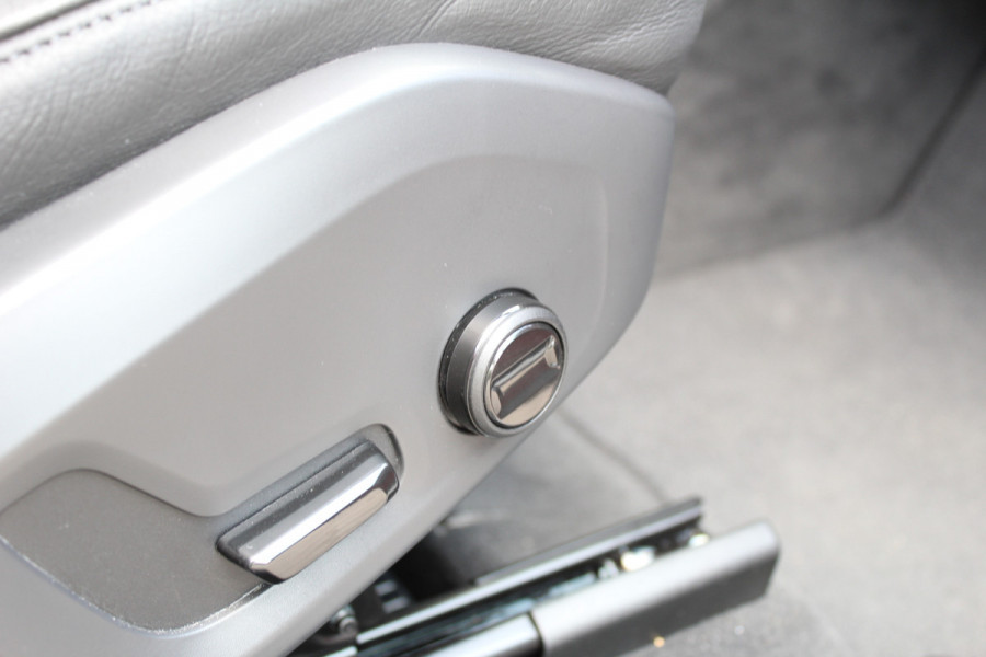 Volvo XC60 2.0 T8 Plug-in hybrid AWD Core Bright | Elek. Trekhaak | Panoramadak |