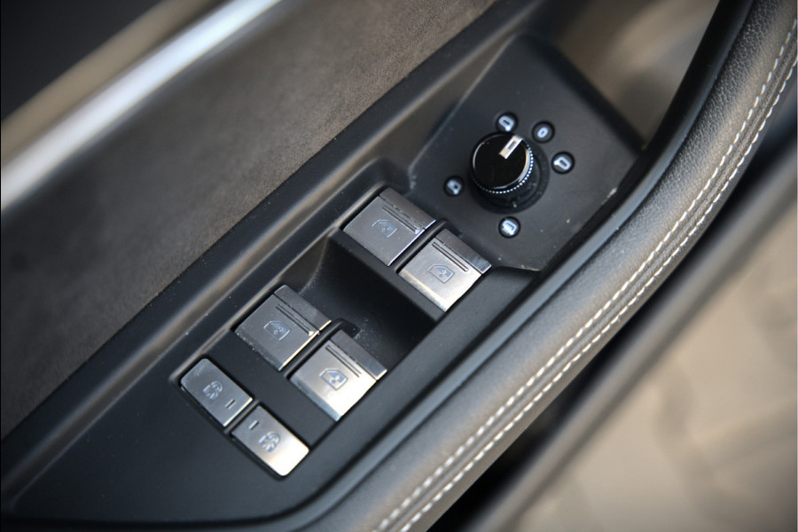 Audi e-tron 50 quattro S edition 71 kWh | S Line | Black Edition | Bang & Olufsen | Panoramadak | Head-Up Display | Trekhaak | Memory Seats | Ambiance Verlichting | Camera | Luchtvering | Adaptive Cruise Control | Keyless | Matrix