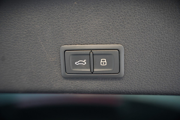 Audi e-tron 50 quattro S edition 71 kWh | S Line | Black Edition | Bang & Olufsen | Panoramadak | Head-Up Display | Trekhaak | Memory Seats | Ambiance Verlichting | Camera | Luchtvering | Adaptive Cruise Control | Keyless | Matrix