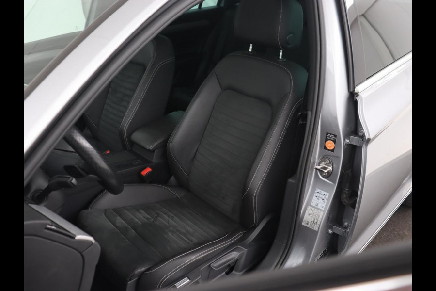 Volkswagen Passat 1.4 TSI PHEV GTE | Panoramadak | Stoelverwarming | Camera | Virtual Cockpit | Leder/Alcantara | Carplay | Matrix LED | Massage | Navigatie | Dodehoek detectie