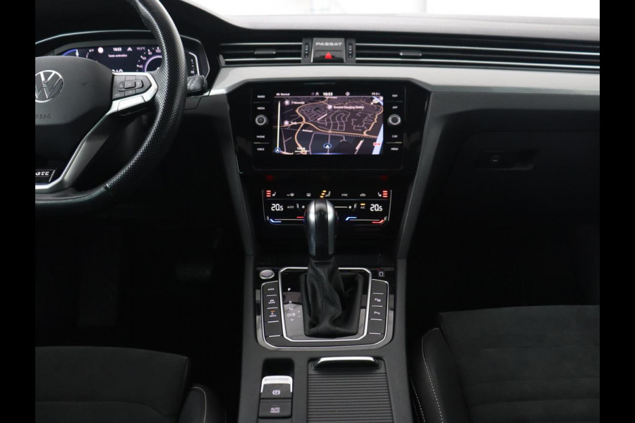 Volkswagen Passat 1.4 TSI PHEV GTE | Panoramadak | Stoelverwarming | Camera | Virtual Cockpit | Leder/Alcantara | Carplay | Matrix LED | Massage | Navigatie | Dodehoek detectie