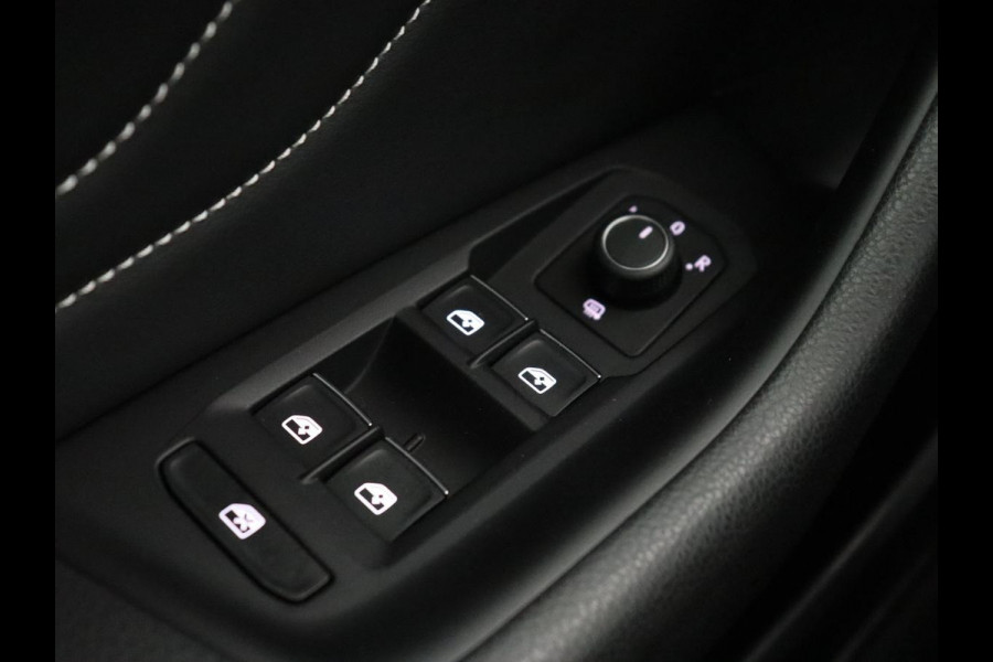 Volkswagen Passat 1.4 TSI PHEV GTE | Panoramadak | Stoelverwarming | Camera | Virtual Cockpit | Leder/Alcantara | Carplay | Matrix LED | Massage | Navigatie | Dodehoek detectie