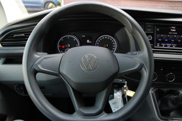Volkswagen Transporter 2.0 TDI 110PK L2H1 / Imperiaal / Cruise / App connect / PDC / 3 zits