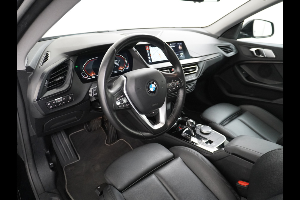 BMW 2 Serie Gran Coupé 218I AUT-7 High Executive Sportst.+Leer+Stuur+Verwarmd Apple Carplay Camera Android Navi Sport line Live Cockpit Prof Adap.Led Carbon-delen DAB Regen- en lichtsensor Speed Limit Info Connected services EURO6 Origin.Nederlandse auto ! Zeer compleet