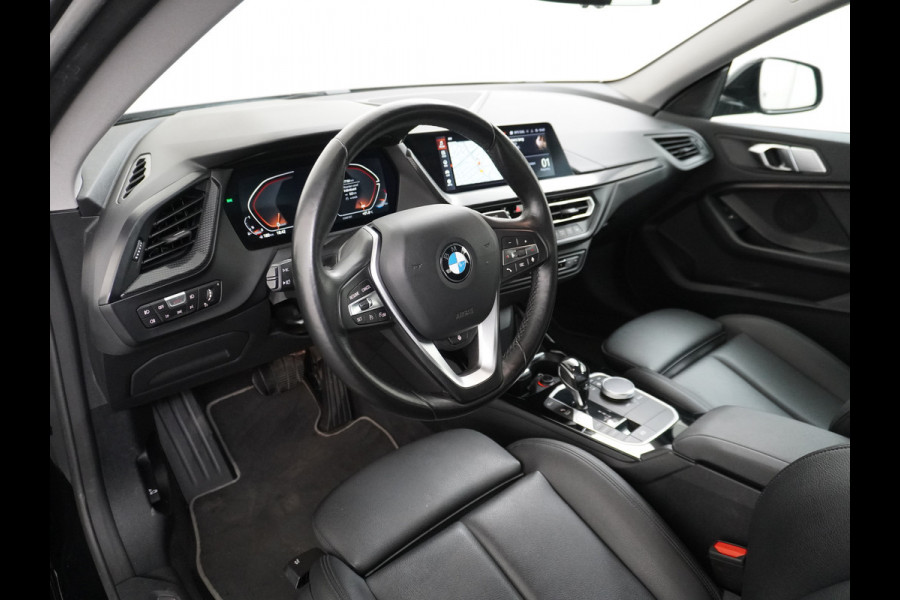 BMW 2 Serie Gran Coupé 218I AUT-7 High Executive Sportst.+Leer+Stuur+Verwarmd Apple Carplay Camera Android Navi Sport line Live Cockpit Prof Adap.Led Carbon-delen DAB Regen- en lichtsensor Speed Limit Info Connected services EURO6 Origin.Nederlandse auto ! Zeer compleet