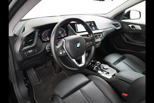 BMW 2 Serie Gran Coupé 218I AUT-7 High Executive Sportst.+Leer+Stuur+Verwarmd Apple Carplay Camera Android Navi Sport line Live Cockpit Prof Adap.Led Carbon-delen DAB Regen- en lichtsensor Speed Limit Info Connected services EURO6 Origin.Nederlandse auto ! Zeer compleet