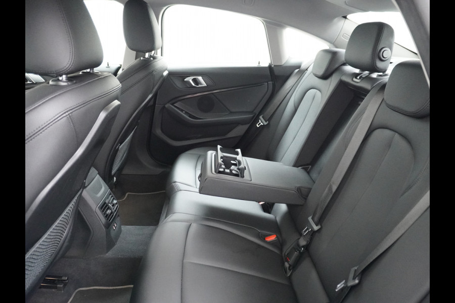 BMW 2 Serie Gran Coupé 218I AUT-7 High Executive Sportst.+Leer+Stuur+Verwarmd Apple Carplay Camera Android Navi Sport line Live Cockpit Prof Adap.Led Carbon-delen DAB Regen- en lichtsensor Speed Limit Info Connected services EURO6 Origin.Nederlandse auto ! Zeer compleet
