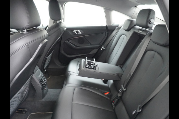 BMW 2 Serie Gran Coupé 218I AUT-7 High Executive Sportst.+Leer+Stuur+Verwarmd Apple Carplay Camera Android Navi Sport line Live Cockpit Prof Adap.Led Carbon-delen DAB Regen- en lichtsensor Speed Limit Info Connected services EURO6 Origin.Nederlandse auto ! Zeer compleet