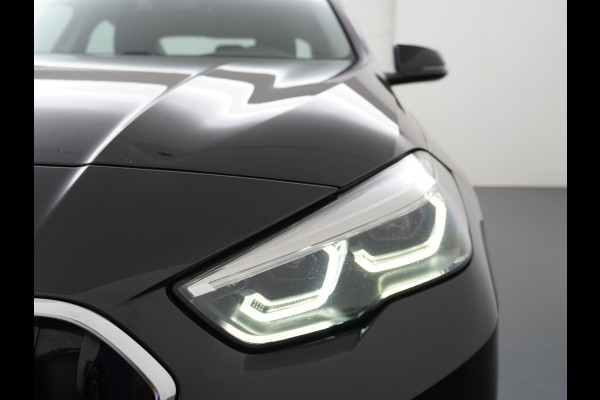 BMW 2 Serie Gran Coupé 218I AUT-7 High Executive Sportst.+Leer+Stuur+Verwarmd Apple Carplay Camera Android Navi Sport line Live Cockpit Prof Adap.Led Carbon-delen DAB Regen- en lichtsensor Speed Limit Info Connected services EURO6 Origin.Nederlandse auto ! Zeer compleet