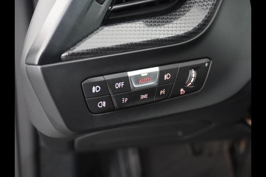 BMW 2 Serie Gran Coupé 218I AUT-7 High Executive Sportst.+Leer+Stuur+Verwarmd Apple Carplay Camera Android Navi Sport line Live Cockpit Prof Adap.Led Carbon-delen DAB Regen- en lichtsensor Speed Limit Info Connected services EURO6 Origin.Nederlandse auto ! Zeer compleet