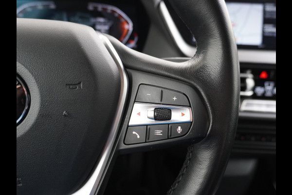 BMW 2 Serie Gran Coupé 218I AUT-7 High Executive Sportst.+Leer+Stuur+Verwarmd Apple Carplay Camera Android Navi Sport line Live Cockpit Prof Adap.Led Carbon-delen DAB Regen- en lichtsensor Speed Limit Info Connected services EURO6 Origin.Nederlandse auto ! Zeer compleet