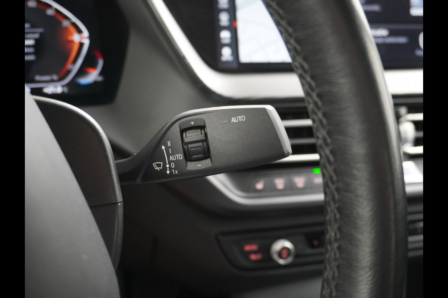 BMW 2 Serie Gran Coupé 218I AUT-7 High Executive Sportst.+Leer+Stuur+Verwarmd Apple Carplay Camera Android Navi Sport line Live Cockpit Prof Adap.Led Carbon-delen DAB Regen- en lichtsensor Speed Limit Info Connected services EURO6 Origin.Nederlandse auto ! Zeer compleet