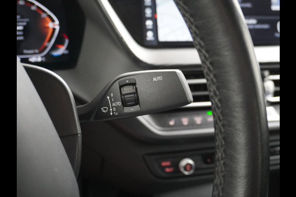 BMW 2 Serie Gran Coupé 218I AUT-7 High Executive Sportst.+Leer+Stuur+Verwarmd Apple Carplay Camera Android Navi Sport line Live Cockpit Prof Adap.Led Carbon-delen DAB Regen- en lichtsensor Speed Limit Info Connected services EURO6 Origin.Nederlandse auto ! Zeer compleet